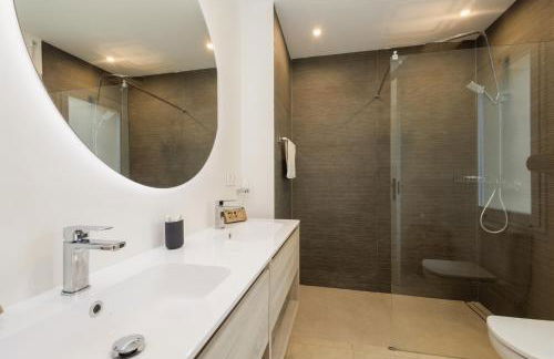 Luxurious frontline golf apartment in Elviria - Photo 13