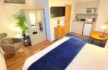 Stylish Studio flat 4,ensuite,Kitchennete,Parking,Wifi,Smart TV,Nr Sandwell and Metropolitan Hospital - Foto 1