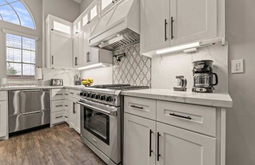 Gorgeous 6BR 3 5 Bth Home with Pool and Game Room - Photo 16