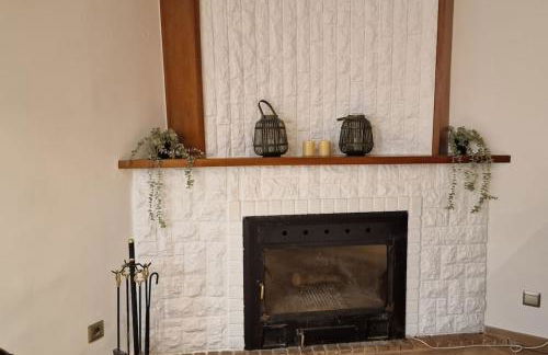 casa y piscina en un parque natural - Photo 26