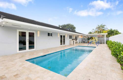 Spectacular Miami- Htd Pool,5 Bdrooms ,MiniGolf, Playground, Baby Items, BBQ - Photo 24
