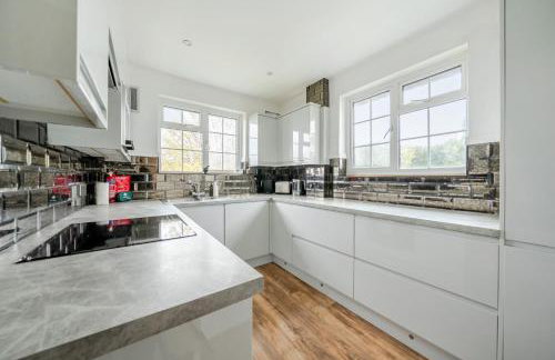 Surrey's Charming Modern Maisonette with Parking - Pass the Keys - Foto 10