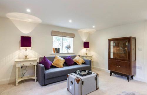 Dorney Windsor Legoland 5 Star Stay for upto 14 guests - Photo 33