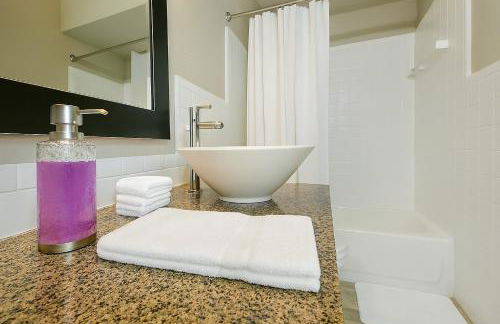 Saltwater Pool 2BR Near Galleria Walkable, Stylish & Central Marquee Uptown - Foto 43