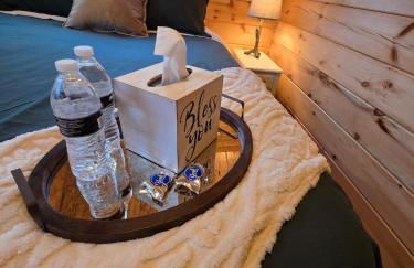 Incredible Modern Tiny Log Cabin near the Ammonoosuc River for a Romantic Getaway in New Hampshire - Foto 34