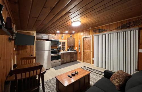 Rustic 1 bd 1 ba Cabin at New Waitts Lake Resort - Foto 16