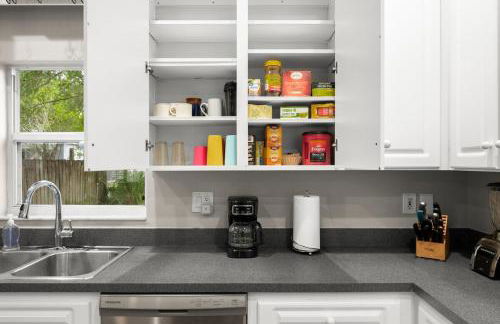 Heart of Tampa Hyde Park 4 Bedroom House - Located Near Hyde Park Village, SoHo and Local Beach - Spacious and Comfortable Stay in Perfect Location - Great for Families and Groups Visiting Tampa Near Airport! - Foto 7