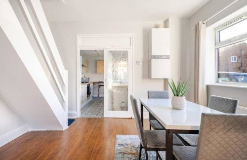 2BR Home in Gorton, Free Parking & Wi-Fi - Foto 13