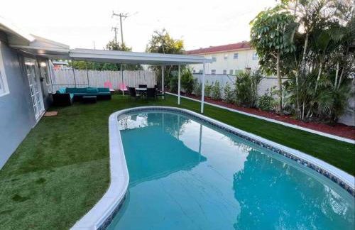 Royal Luxe Pool Home near Ft Laud airport and each - Photo 27