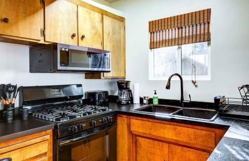 Hike, Fish and Explore California Cabin with Deck! - Foto 10