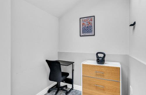 Spacious Stoke Townhouse 3BR Near Hospital & M6 with Parking - Foto 10