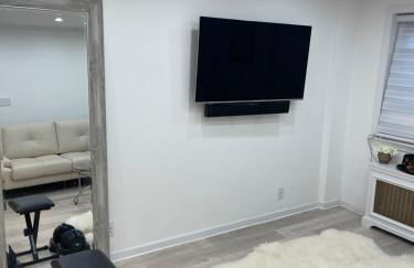 Renovated Jacuzzi Tub Home NYC-LGA-JFK Washer-Dryer - Photo 5