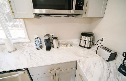 Spacious 5BR 2BA Free Parking Minutes to DC with Foosball - Photo 28