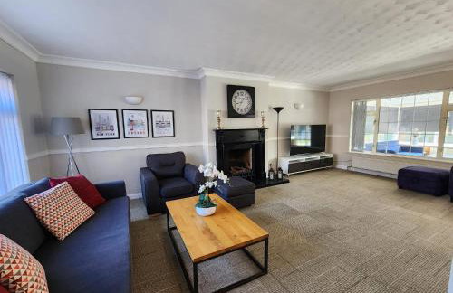 Kennedy Villa - 5 Bedroom House with Hot Tub, WiFi, Free parkings, Close to Bicester Village - Foto 7