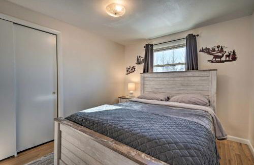 Peaceful Getaway with Private Hot Tub and Mtn Views! - Foto 14