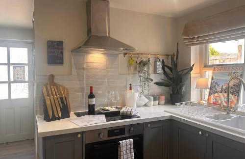 Little Apple Cottage- Free Parking, Hot tub, Fire, Town Centre - Photo 58