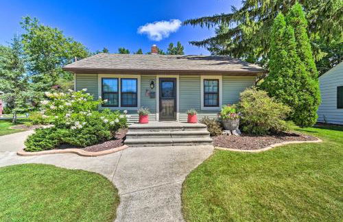 Modern Home with Backyard, 1 Mi to Dtwn Sturgeon Bay - Foto 1