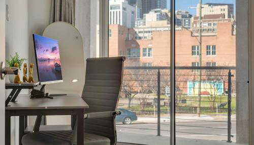 Urban 2BR I Parking I King Bed I Workspace - Foto 4