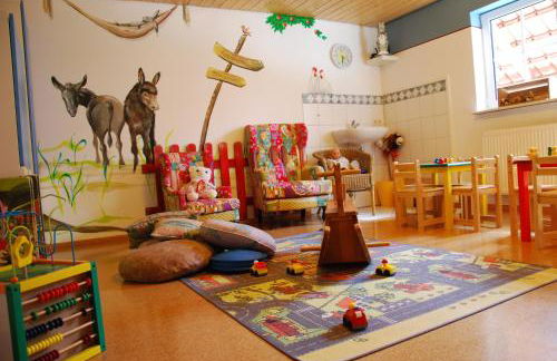 FERIENHOF KATZENMAIER, Bauernhof- und Familienurlaub am BODENSEE, großzügig wohnen, MESSENAH und teils BARRIEREFREI, Spielangebot für drinnen und draußen, Parkplatz am Haus, gute ÖPNV-Anbindung - Foto 42