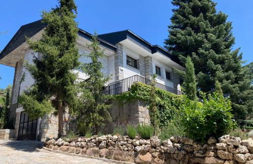 Los Cedros, gran chalet con piscina y apartamento en Navacerrada - Foto 1