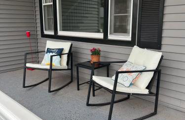 Spacious 4 BR 2BA Home with Bar and Fenced Yard - Foto 3
