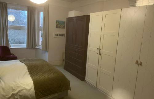 Spacious 4 Bed House Ideal for Races - Photo 18