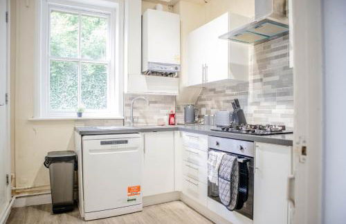 3 Bedroom House - Free Parking-Hospital-Contractors-Families - Long Stay Rates Available - Photo 25