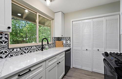 Cozy 5BR Home Sleeps 12 Near Downtown Austin and Tesla - Foto 40