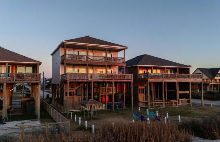 Noisywaves - Beachfront Paradise with Hot Tub, Yard, and Game Room - Foto 8