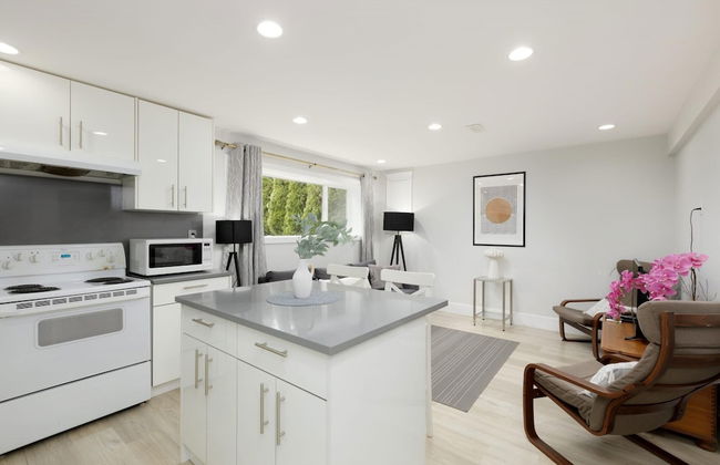 Stylish 1 BR Suite in North Vancouver 10 Mins ski - Photo 1