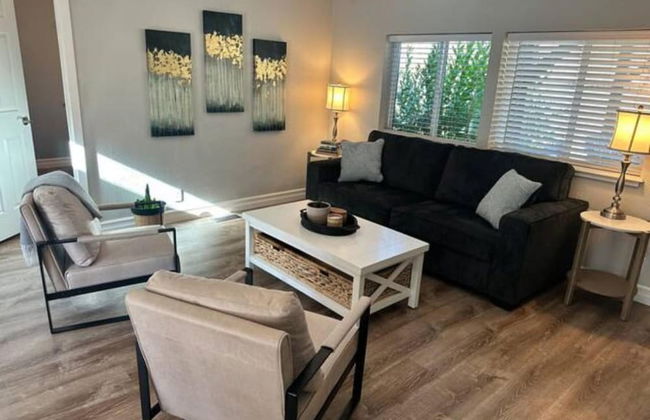 Enchanting Getaway: Farmhouse and Tiny House Duo - Foto 7