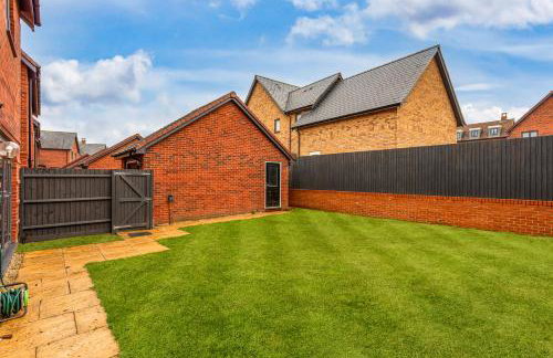 Detached 4 Bedroom 2 Bathroom House - Driveway Parking, Fast WiFi and Smart TV by Yoko Property - Foto 31