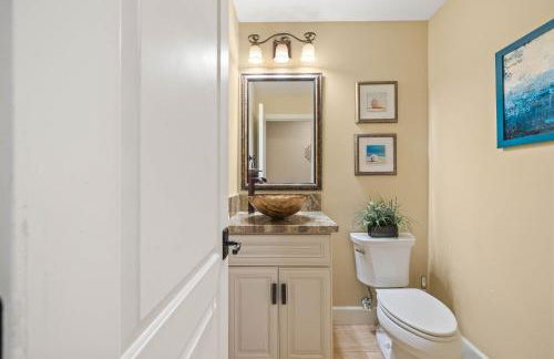 Oceanview Luxe Retreat with Rooftop - Foto 73