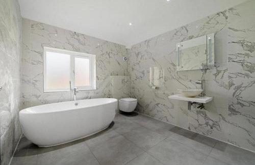 Luxurious Relaxing 6 Bed House for great comfort - Photo 24