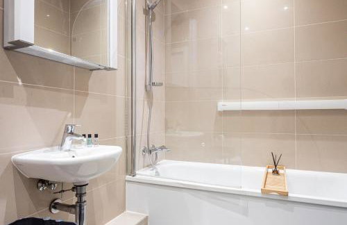 Stylish 2 bed Flat in London with River Thames views Access to boat rides into London-Near O2 Arena and Excel, Fast Wi-Fi, Free Parking, Excellent links Elizabeth and Southeastern Train Line - Foto 46