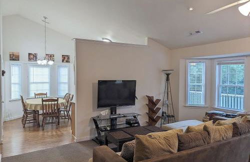 Cheerful 4Br Water View Lakehouse with Dock & More - Foto 27