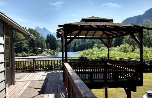 Beautiful Cabin Rental with Private Hot Tub on the Skykomish River in Washington - Foto 4