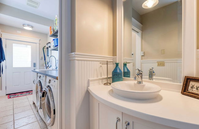 Waterfront 4bdr w/ Deck, Stunning Views, Fire Pit Cedar Street by Avantstay - Foto 27