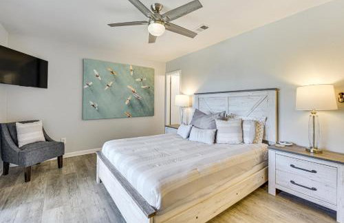 10 Mi to Navarre Beach! Waterfront Rental w/ Pool - Foto 12