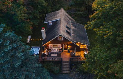 Family Pocono Gem by the lake with private sauna, hot tub, and huge game room - Foto 1