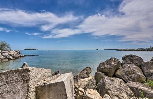 Cozy Lakefront Middle Bass Retreat with Balcony - Foto 25