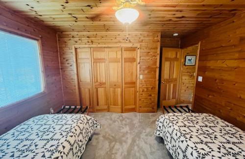 Gaylord Lakefront Cabin w Private Dock Fire Pit - Foto 11