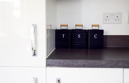 Contractors and Relocators Apt - Long Stay Savings - Fibre Optic Hi-Speed Wi-Fi - Multiple Free Parking Spaces - Netflix - Sleeps 4 - Foto 16