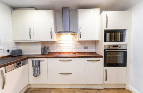 Elegant 5-Bed Home, Families & Friends, Sleeps 6, Parking, Free Wi-Fi - Foto 44