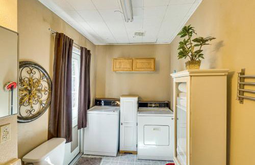 4 Mi to Rainbow Lake! Cozy Forest-View Gem with Deck - Foto 20