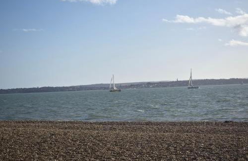 Alverstoke Manor - family home with pool table - Photo 45