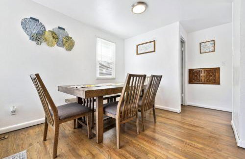 Family Perfect 4BR Home with Hot Tub, Pool Table, Fenced Yard, Cozy Fireplace, Mountain Views, Walkable Neighborhood, Near Parks, Dining, and Adventure - Foto 52