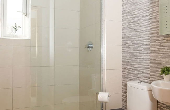 Serene Riverside 6BR Luxury Retreat in Curdridge - Photo 33