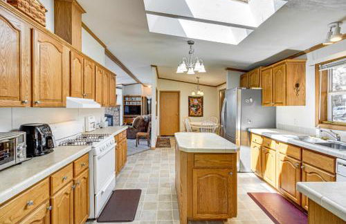 Waterfront Family Home with Yard on Portage Lake - Foto 8