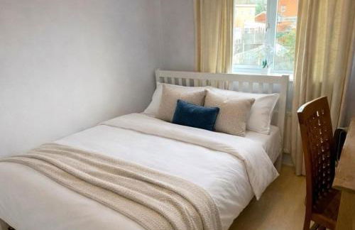 NEW! Large 4BR home by Shirestone Property, Driveway Parking, Near M40, Wifi - Photo 9